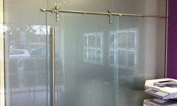 Перегородки из стекла непрозрачные, для офиса в Челябинске. Готовые проекты ПерилаГлавСнаб