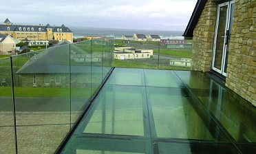 Стеклянные полы на балконе купить в Челябинске