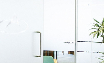 Перегородки из стекла в интерьере офиса в Челябинске. Готовые проекты ПерилаГлавСнаб