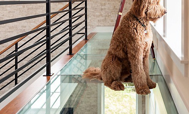 Стеклянный пол на площадке в частном доме купить в Челябинске