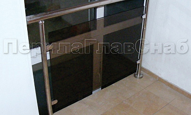 Ограждения со стеклом с крепление в пол окна на лестничной площадке купить в Челябинске