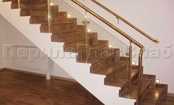 Ограждение лестницы с прозрачным стеклом, стойками и поручнем из латуни в Челябинске. Готовые проекты ПерилаГлавСнаб Ограждение лестницы с прозрачным стеклом, стойками и поручнем из латуни в Челябинске. Готовые проекты ПерилаГлавСнаб