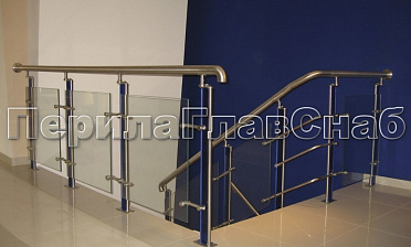 Ограждение со стойками с акриловыми вставками на спайдерных стеклодержателях купить в Челябинске