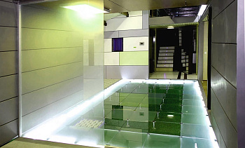 Подсветка стеклянного пола в гостинице в Челябинске. Готовые проекты ПерилаГлавСнаб