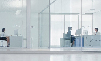 Стеклянные прозрачные перегородки в офис премиум в Челябинске. Готовые проекты ПерилаГлавСнаб