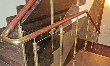 Ограждение лестницы со стеклом, тонированным в массе, стойки и завязки поручня из латуни купить в Челябинске
