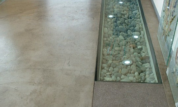 Стеклянный пол в квартиру с декоративной композицией в Челябинске. Готовые проекты ПерилаГлавСнаб