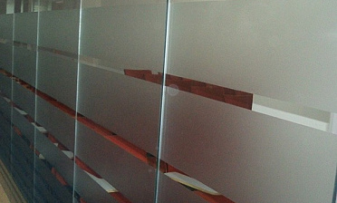 Стеклянные перегородки в офисе с закаткой пленки купить в Челябинске