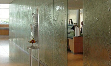 Стеклянные перегородки с декоративным рельефом в офисе купить в Челябинске