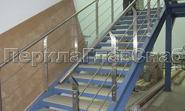 Ограждение с нестандартными нержавеющими стойками и ригельным заполнением купить в Челябинске