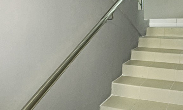 Пристенный поручень из нержавеющей стали купить в Челябинске