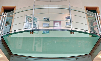 Стеклянный пол на внутреннем выступе атриума в Челябинске. Готовые проекты ПерилаГлавСнаб