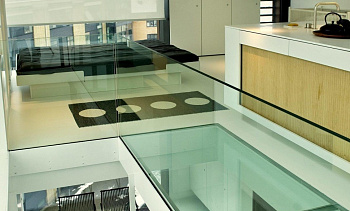 Стеклянные полы на кухне в Челябинске. Готовые проекты ПерилаГлавСнаб