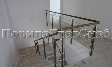 Ограждение с деревянным поручнем и стойками с деревянными вставками, с ригелями купить в Челябинске