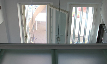 Стеклянное перекрытие из матового стекла на внутреннем балконе купить в Челябинске