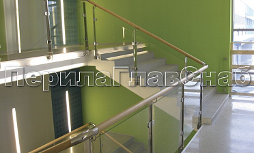 Ограждение с деревянным поручнем, стеклом и стойками купить в Челябинске