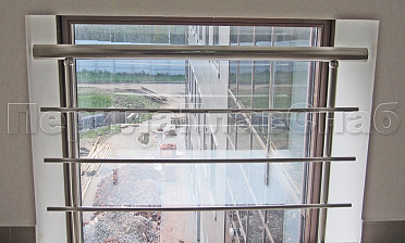 Межэтажное ограждение из нержавеющей стали с торцевым креплением для окон купить в Челябинске