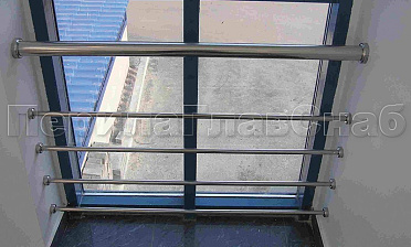 Ограждение на окнах из нержавещей трубы с ригелями купить в Челябинске