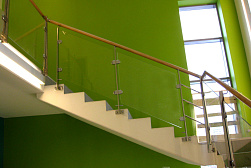 Стеклянные перила для колодезных лестниц в Челябинске. Готовые проекты ПерилаГлавСнаб - фото 12 Стеклянные перила для колодезных лестниц в Челябинске. Готовые проекты ПерилаГлавСнаб - фото 12