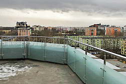 Стеклянные ограждения для улицы в Челябинске. Готовые проекты ПерилаГлавСнаб - фото 17 Стеклянные ограждения для улицы в Челябинске. Готовые проекты ПерилаГлавСнаб - фото 17