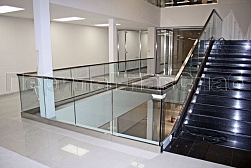 Стеклянные ограждения для торговых  и бизнес центров в Челябинске. Готовые проекты ПерилаГлавСнаб - фото 16 Стеклянные ограждения для торговых  и бизнес центров в Челябинске. Готовые проекты ПерилаГлавСнаб - фото 16