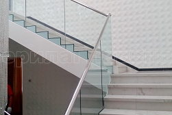Стеклянные перила для лестниц в Челябинске. Готовые проекты ПерилаГлавСнаб - фото 1 Стеклянные перила для лестниц в Челябинске. Готовые проекты ПерилаГлавСнаб - фото 1