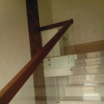 Ограждение маршевых лестниц с деревянным поручнем Ограждение маршевых лестниц с деревянным поручнем