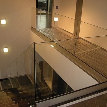 Цельностеклянные ограждения в интерьере фото Цельностеклянные ограждения в интерьере фото