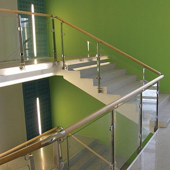 Стеклянные ограждения для колодезных лестниц Стеклянные ограждения для колодезных лестниц