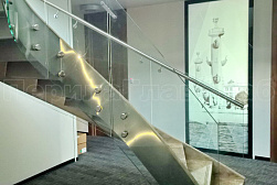 Стеклянные перила для винтовых лестниц в Челябинске. Готовые проекты ПерилаГлавСнаб - фото 7 Стеклянные перила для винтовых лестниц в Челябинске. Готовые проекты ПерилаГлавСнаб - фото 7