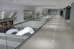 Стеклянные ограждения для торговых  и бизнес центров в Челябинске. Готовые проекты ПерилаГлавСнаб - фото 3 Стеклянные ограждения для торговых  и бизнес центров в Челябинске. Готовые проекты ПерилаГлавСнаб - фото 3