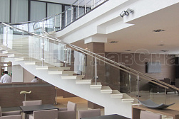 Стеклянные ограждения для торговых  и бизнес центров в Челябинске. Готовые проекты ПерилаГлавСнаб - фото 4 Стеклянные ограждения для торговых  и бизнес центров в Челябинске. Готовые проекты ПерилаГлавСнаб - фото 4