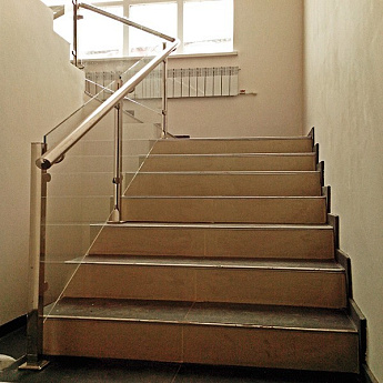 Ограждения из стекла с выносным нержавеющим поручнем Ограждения из стекла с выносным нержавеющим поручнем