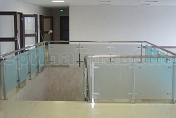 Стеклянные перила для атриумов в Челябинске. Готовые проекты ПерилаГлавСнаб - фото 4 Стеклянные перила для атриумов в Челябинске. Готовые проекты ПерилаГлавСнаб - фото 4