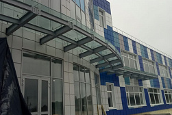 Стеклянные козырьки на спайдерах в Челябинске. Готовые проекты ПерилаГлавСнаб - фото 1