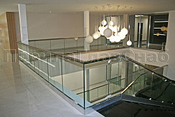 Стеклянные ограждения для торговых  и бизнес центров в Челябинске. Готовые проекты ПерилаГлавСнаб - фото 17 Стеклянные ограждения для торговых  и бизнес центров в Челябинске. Готовые проекты ПерилаГлавСнаб - фото 17