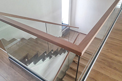 Стеклянные перила для лестниц в Челябинске. Готовые проекты ПерилаГлавСнаб - фото 13 Стеклянные перила для лестниц в Челябинске. Готовые проекты ПерилаГлавСнаб - фото 13