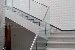 Стеклянные перила для лестниц в Челябинске. Готовые проекты ПерилаГлавСнаб - фото 4 Стеклянные перила для лестниц в Челябинске. Готовые проекты ПерилаГлавСнаб - фото 4