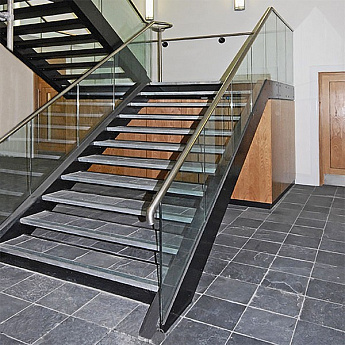 Ограждение маршевых лестниц со стеклом Ограждение маршевых лестниц со стеклом