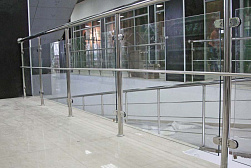 Стеклянные ограждения для торговых  и бизнес центров в Челябинске. Готовые проекты ПерилаГлавСнаб - фото 23