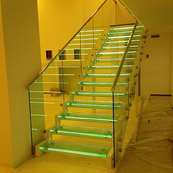 Ограждение маршевых лестниц со стеклом на точеном креплении Ограждение маршевых лестниц со стеклом на точеном креплении