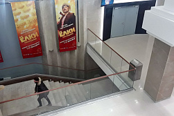 Стеклянные ограждения для торговых  и бизнес центров в Челябинске. Готовые проекты ПерилаГлавСнаб - фото 7 Стеклянные ограждения для торговых  и бизнес центров в Челябинске. Готовые проекты ПерилаГлавСнаб - фото 7