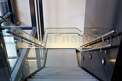 Стеклянные ограждения для торговых  и бизнес центров в Челябинске. Готовые проекты ПерилаГлавСнаб - фото 19 Стеклянные ограждения для торговых  и бизнес центров в Челябинске. Готовые проекты ПерилаГлавСнаб - фото 19