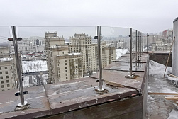 Цельностеклянные ограждения для крыш в Челябинске. Готовые проекты ПерилаГлавСнаб - фото 8