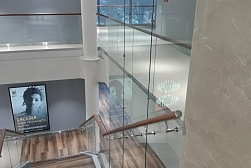 Стеклянные ограждения для торговых  и бизнес центров в Челябинске. Готовые проекты ПерилаГлавСнаб - фото 6 Стеклянные ограждения для торговых  и бизнес центров в Челябинске. Готовые проекты ПерилаГлавСнаб - фото 6