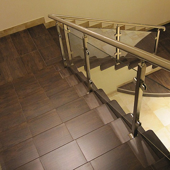 Ограждения из стекла с зажимными стеклодержателями для колодезных лестниц Ограждения из стекла с зажимными стеклодержателями для колодезных лестниц